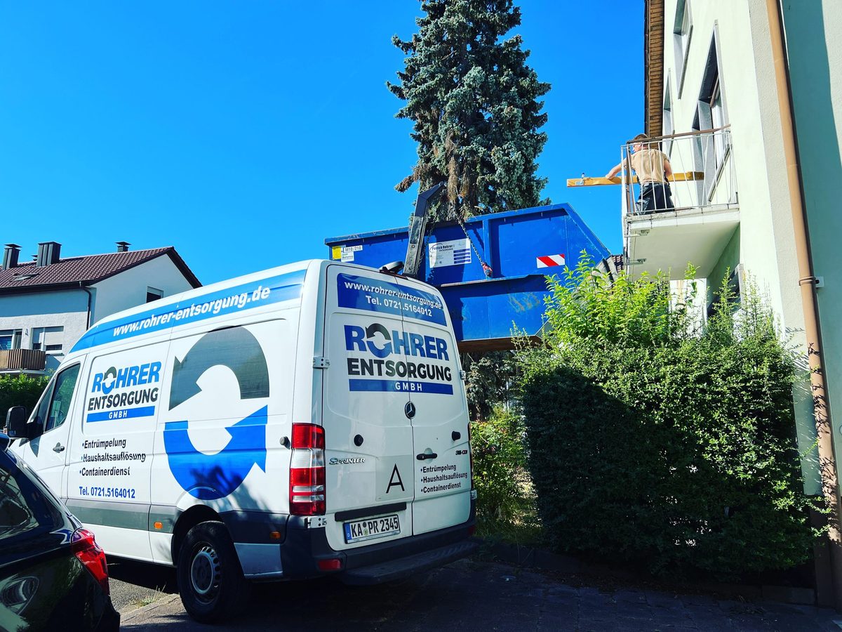 Weißer Rohrer-Transporter mit Firmenbeschriftung an einem Wohnhaus im Raum Karlsruhe