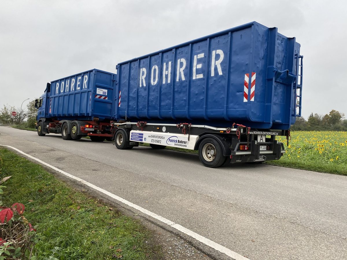 Blaue ROHRER-Container auf einem Containerzug im Raum Karlsruhe