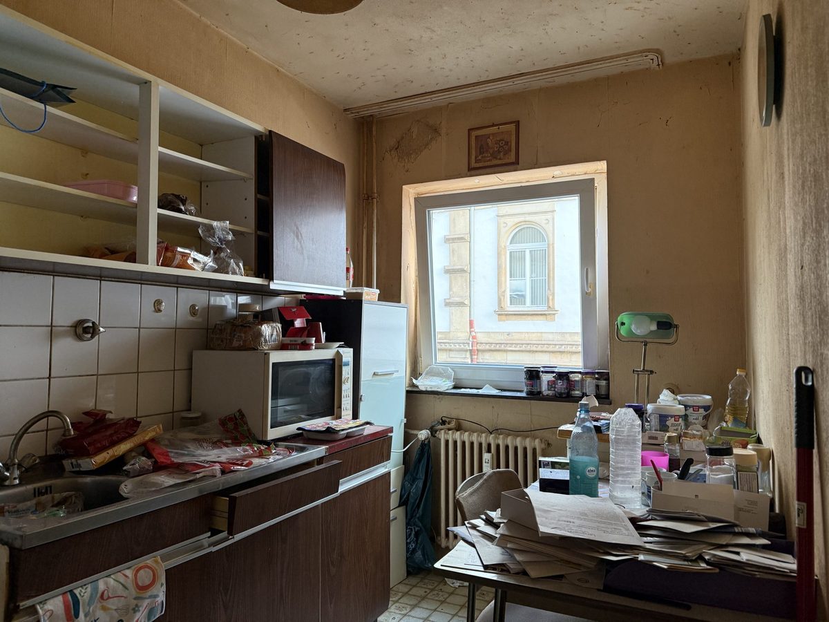 Eingerichtete Küche mit Geschirr und Hausrat vor der Räumung im Raum Karlsruhe